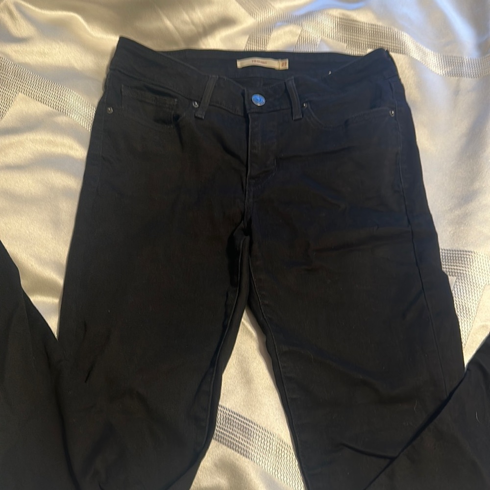 711 SKINNY WOMEN'S JEANS. Levi . Used a few times . Good condition size 27